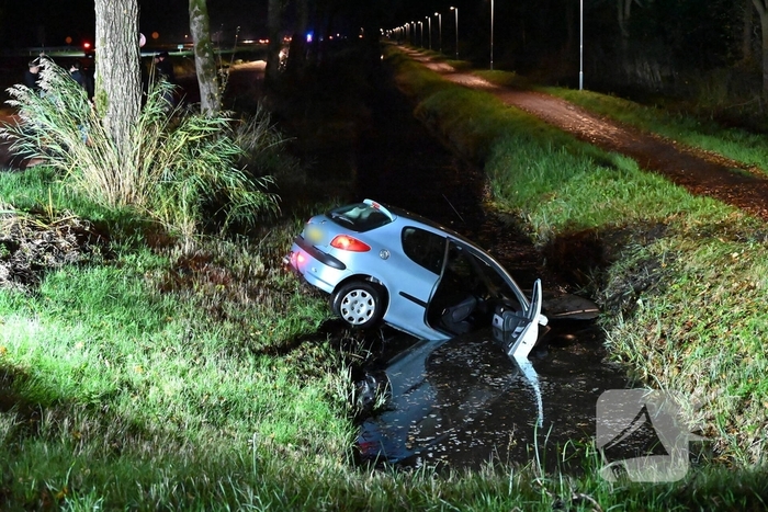 Automobilist raakt van de weg en komt in water terecht