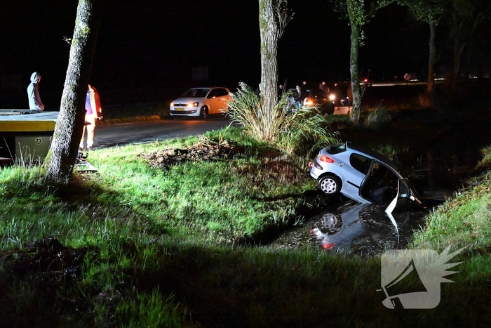 Automobilist raakt van de weg en komt in water terecht