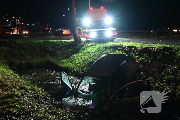 Automobilist raakt van de weg en komt in water terecht