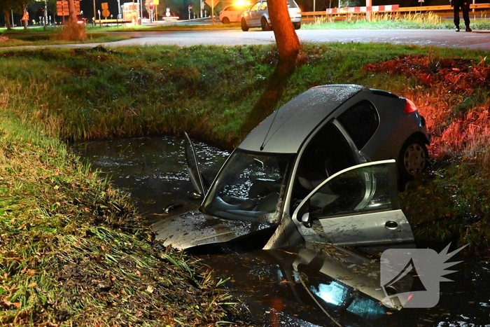 Automobilist raakt van de weg en komt in water terecht