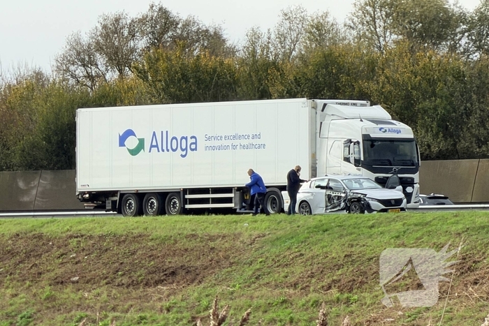 Auto en vrachtwagen botsen, niemand gewond