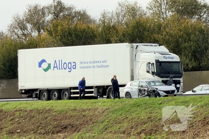 Auto en vrachtwagen botsen, niemand gewond