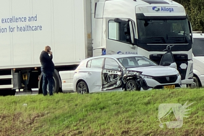 Auto en vrachtwagen botsen, niemand gewond