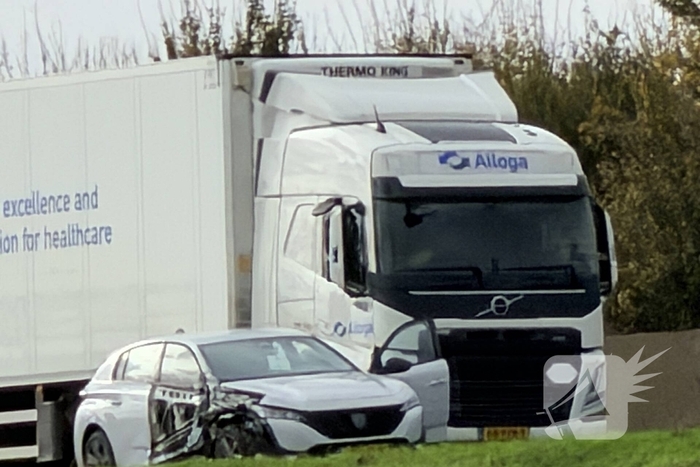 Auto en vrachtwagen botsen, niemand gewond