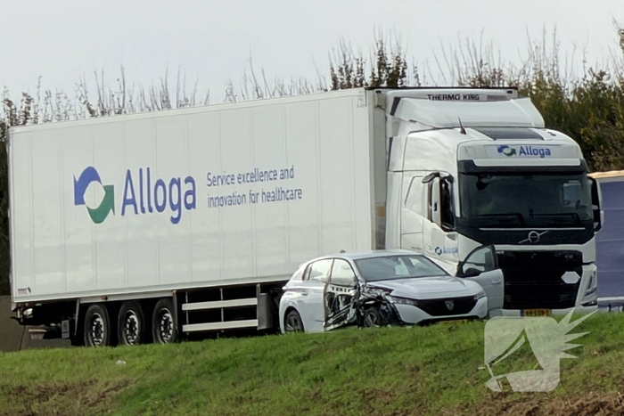 Auto en vrachtwagen botsen, niemand gewond