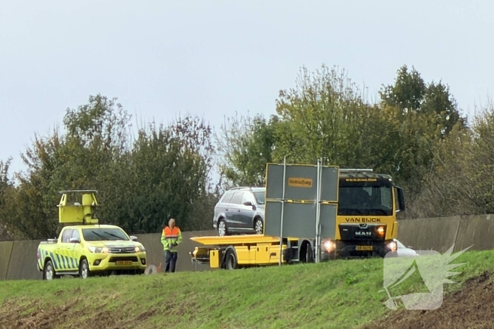 Auto en vrachtwagen botsen, niemand gewond
