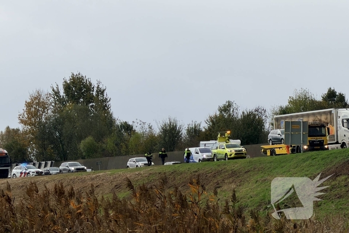 Auto en vrachtwagen botsen, niemand gewond