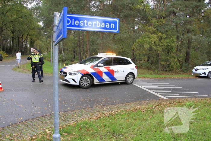 Auto en jeep botsen op kruising