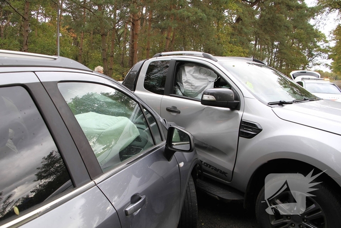 Auto en jeep botsen op kruising