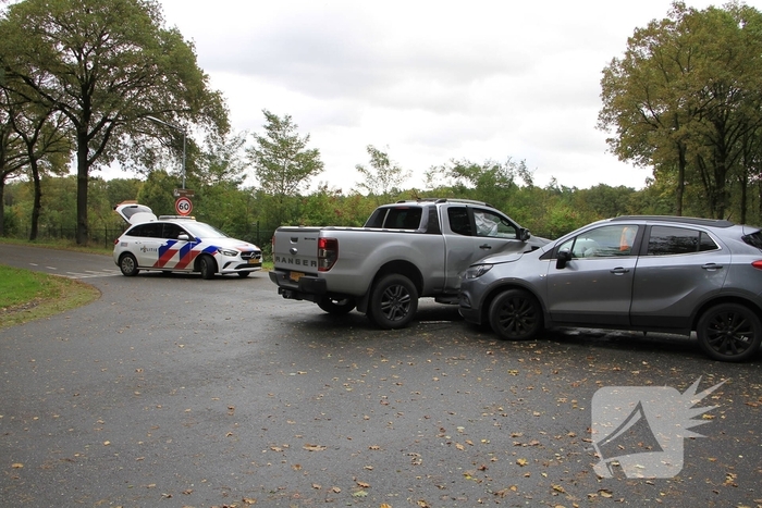 Auto en jeep botsen op kruising
