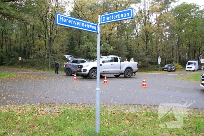 Auto en jeep botsen op kruising
