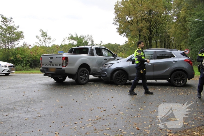 Auto en jeep botsen op kruising