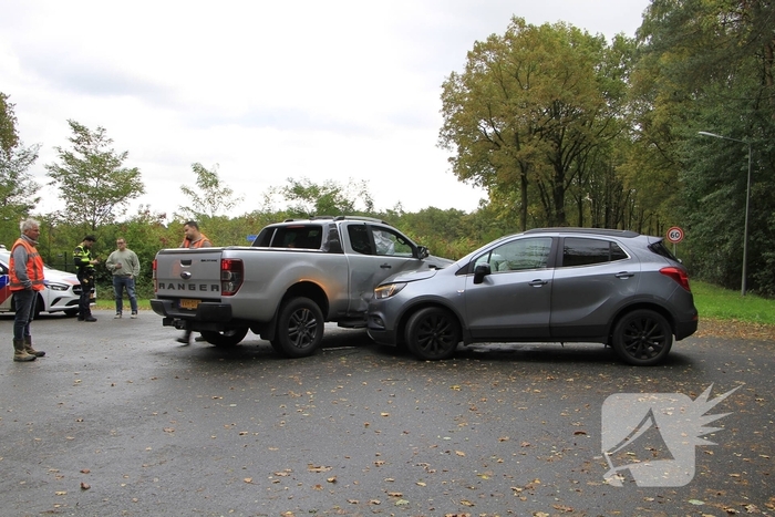 Auto en jeep botsen op kruising
