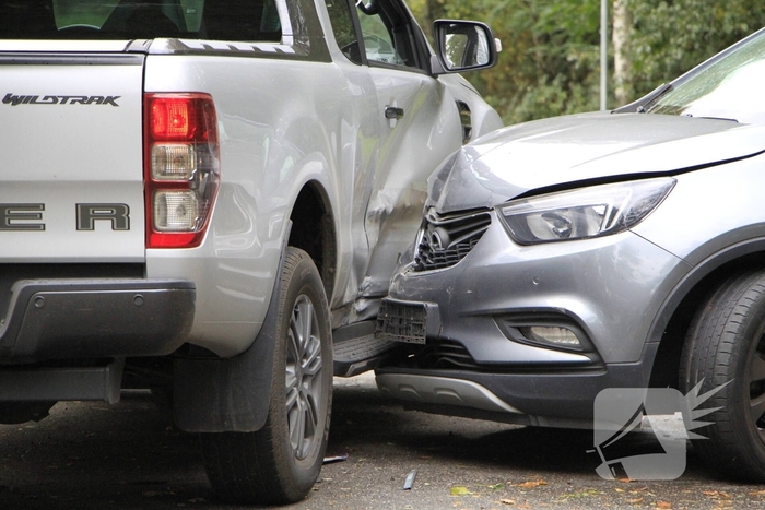 Auto en jeep botsen op kruising