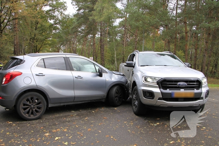 Auto en jeep botsen op kruising