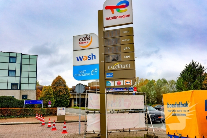 Ongeval leidt tot politieafsluiting bij autodealer