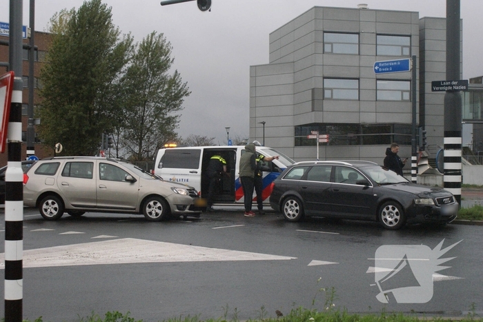 Aanrijding op kruispunt leidt tot verkeershinder