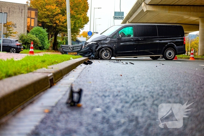 Bestelbus botst tegen lantaarnpaal