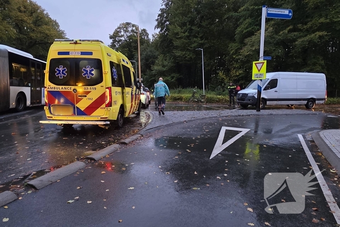 Fietser en pakketbezorger in botsing op rotonde