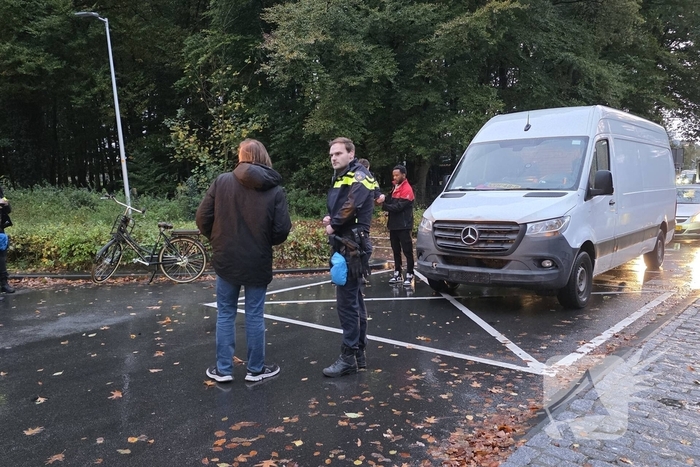 Fietser en pakketbezorger in botsing op rotonde