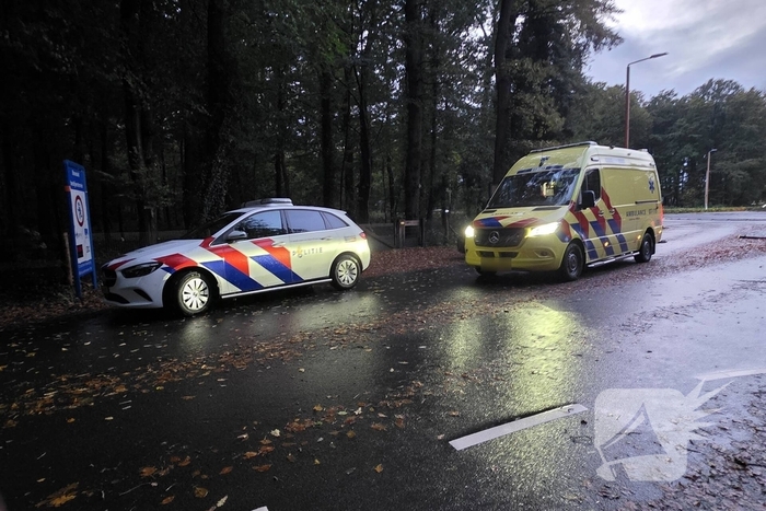 Fietser en pakketbezorger in botsing op rotonde