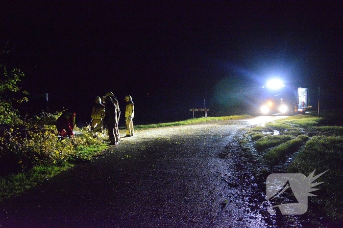 Boom waait om en belandt op weg