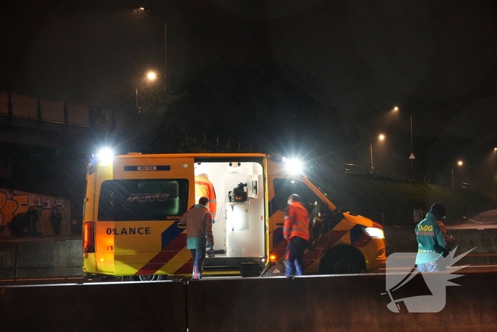 Auto botst op middengeleider