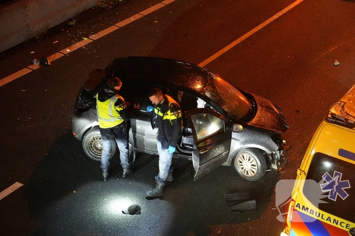 Auto botst op middengeleider