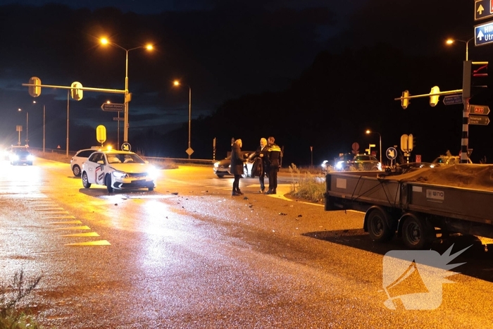 Auto botst achterop bestelbus