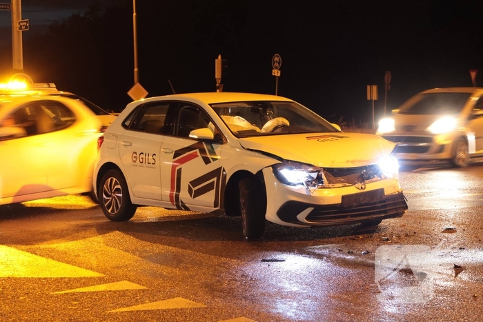 Auto botst achterop bestelbus