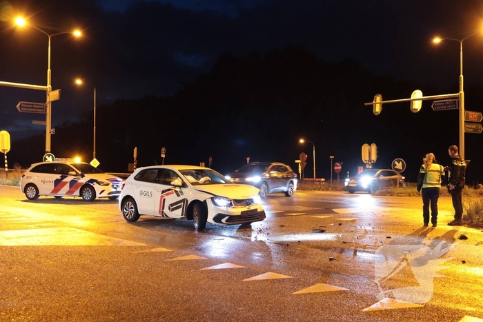 Auto botst achterop bestelbus