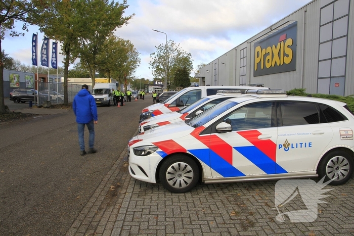 Uitgebreide controle op parkeerplaats winkel