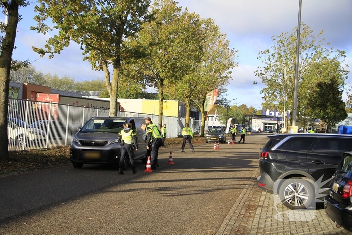 Uitgebreide controle op parkeerplaats winkel