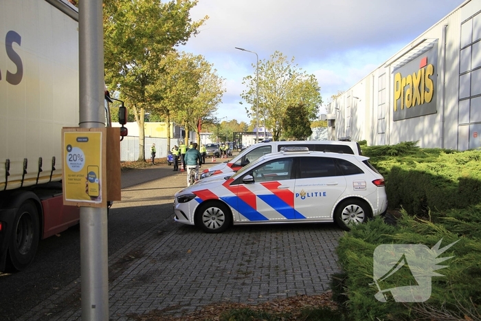 Uitgebreide controle op parkeerplaats winkel
