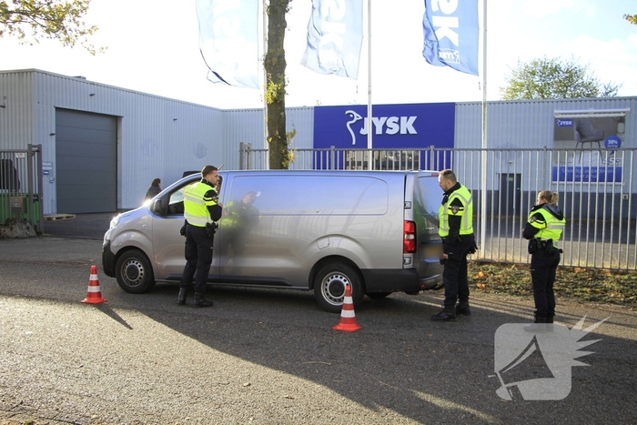 Uitgebreide controle op parkeerplaats winkel