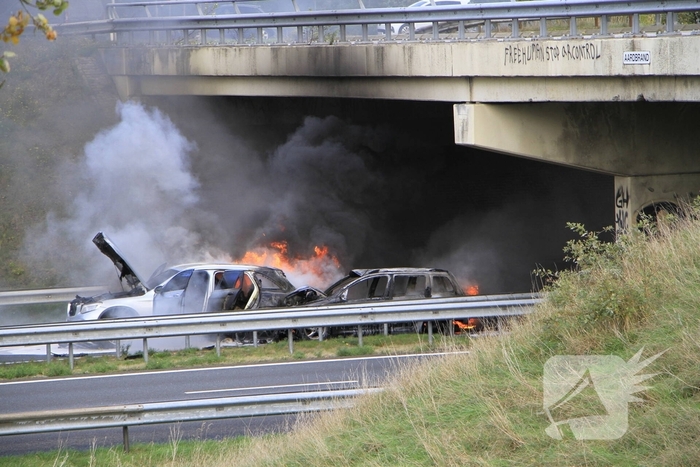Brand op snelweg door botsing