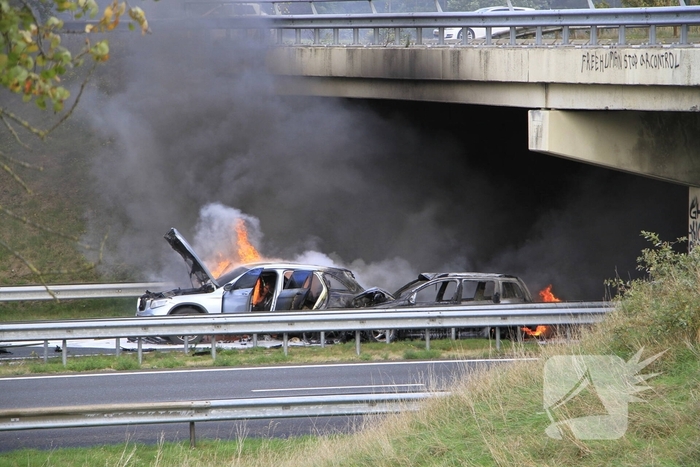 Brand op snelweg door botsing