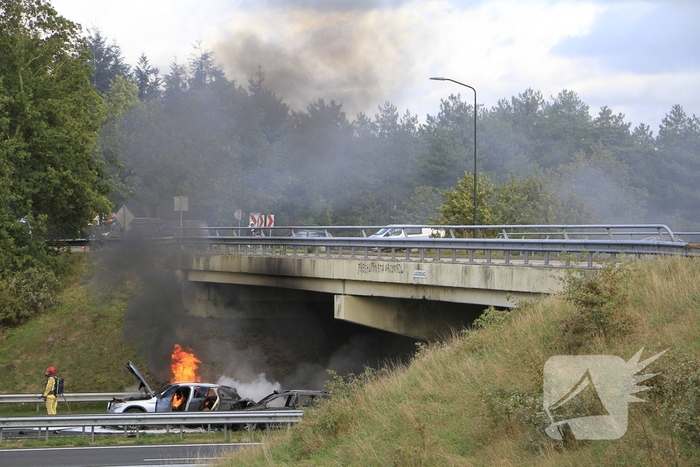 Brand op snelweg door botsing