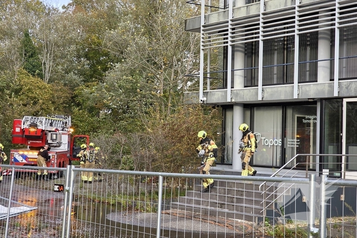 Kantoorpand brandt, rook uit bovenverdieping