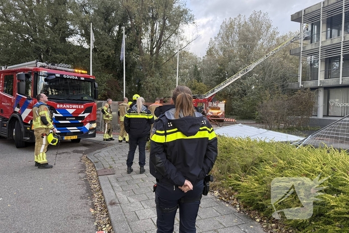Kantoorpand brandt, rook uit bovenverdieping