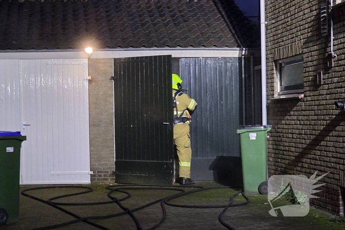 Brand in bijgebouw snel onder controle
