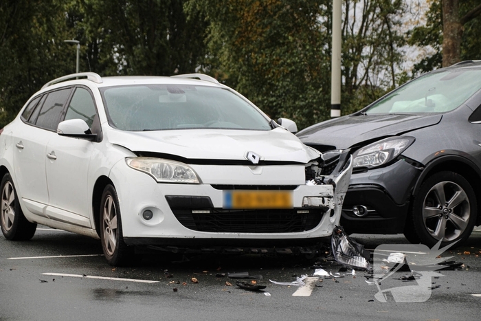 frontale botsing tussen twee voertuigen