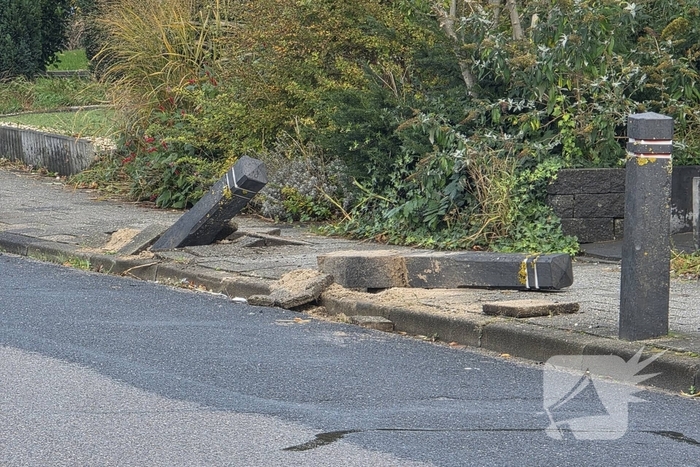 Automobilist ramt palen uit de grond