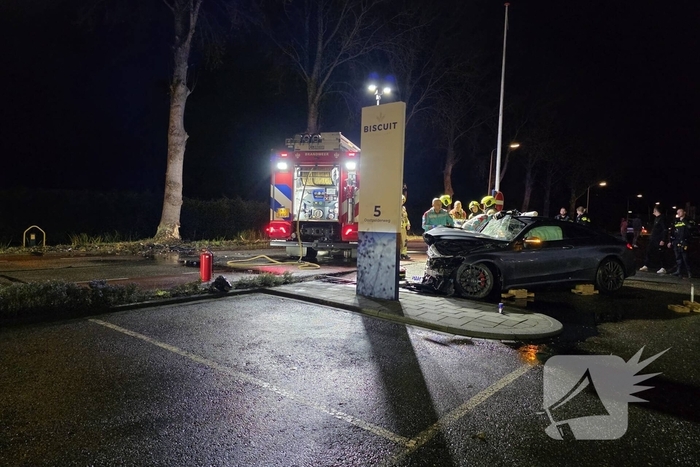 Persoon uit auto bevrijdt na crash tegen boom