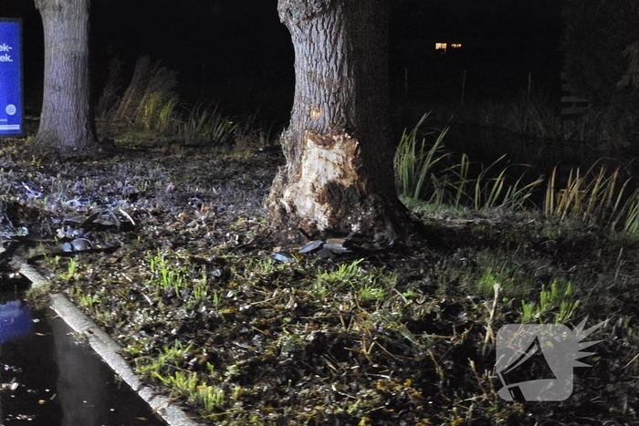 Persoon uit auto bevrijdt na crash tegen boom