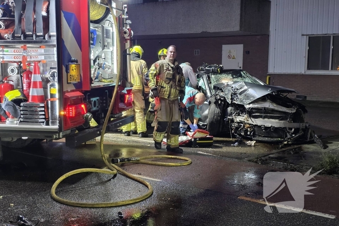 Persoon uit auto bevrijdt na crash tegen boom