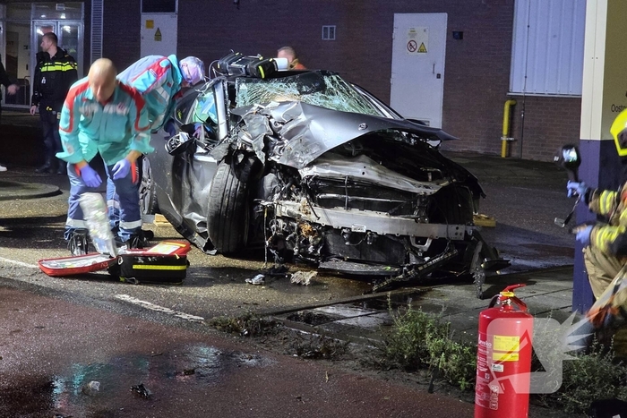 Persoon uit auto bevrijdt na crash tegen boom