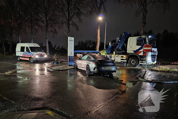 Persoon uit auto bevrijdt na crash tegen boom