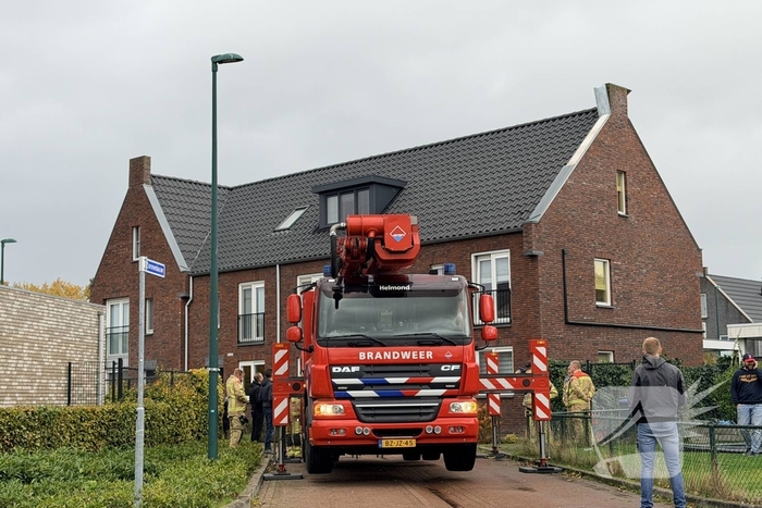 Losgekomen dakplaat zorgt voor ingrijpen brandweer