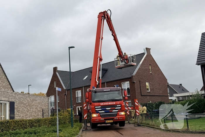 Losgekomen dakplaat zorgt voor ingrijpen brandweer